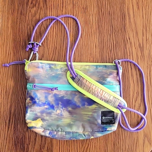 Lululemon Patch logo Crossbody - Picture 1 of 8